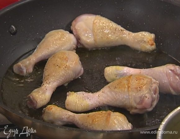 Разогреть в большой глубокой сковороде оливковое масло и обжарить ножки со всех сторон до золотистого цвета.