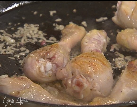 Добавить в сковороду лук и чеснок, уменьшить огонь и, помешивая, обжаривать все вместе еще несколько минут.