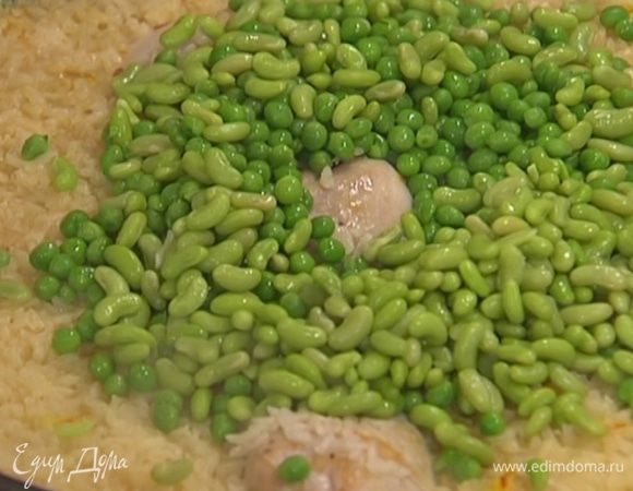 За 5 минут до готовности риса добавить зеленый горошек и фасоль, все перемешать.