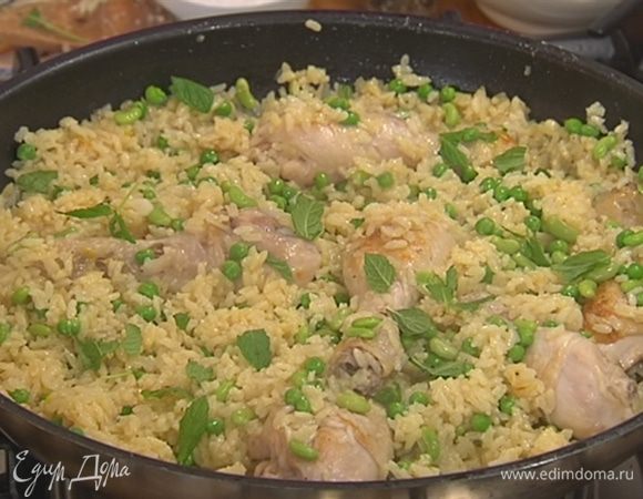 Мяту порвать руками и посыпать паэлью.