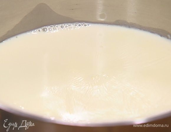 Молоко и сливки влить в кастрюлю и довести до кипения.
