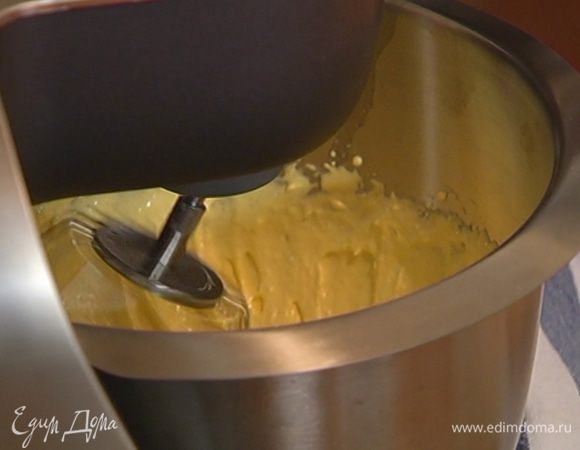 Желтки с сахаром взбить в комбайне на высокой скорости в светлую, воздушную массу.