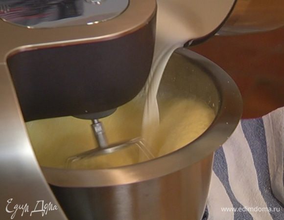 Не прекращая взбивать, тонкой струйкой влить горячее молоко со сливками, понизить скорость комбайна и продолжать взбивать еще 2–3 минуты.