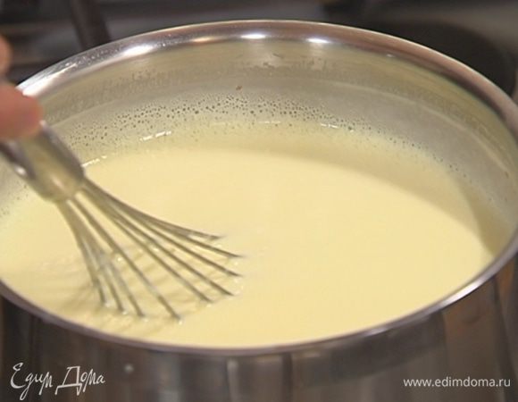 Желтково-молочную смесь перелить обратно в кастрюлю и прогревать на медленном огне минут 5, непрерывно перемешивая.