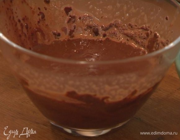 Какао соединить с небольшим количеством желткового крема и вымешать блендером.