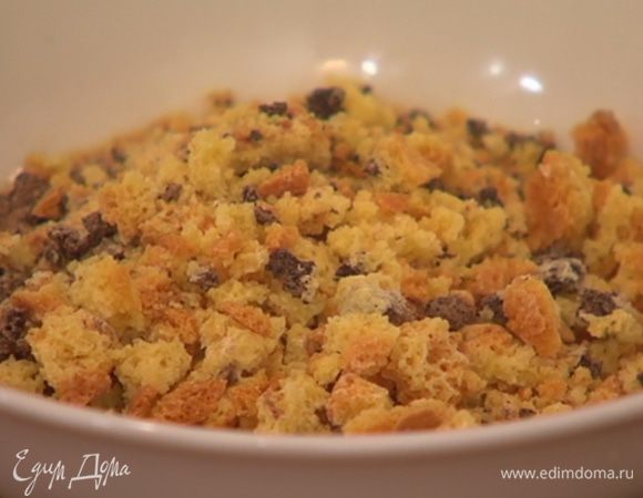 Печенье измельчить в ступке в крошку.