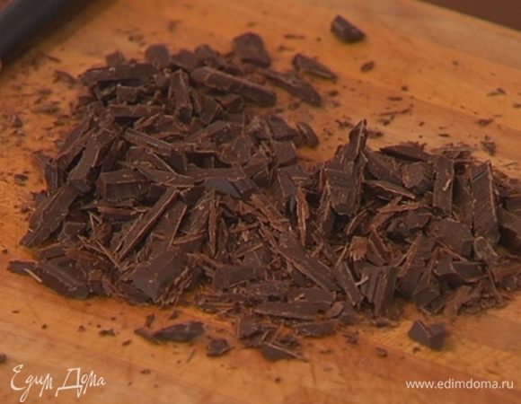 Шоколад порубить на небольшие кусочки.