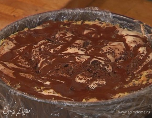 Залить все оставшимся кремом, посыпать шоколадом, сверху вылить шоколадный крем.