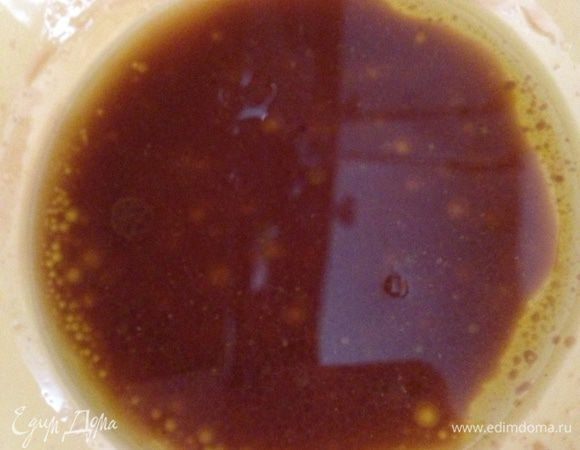 Для соуса смешать масло, соевый соус, бальзамический (можно винный) уксус, горчицу и перец.