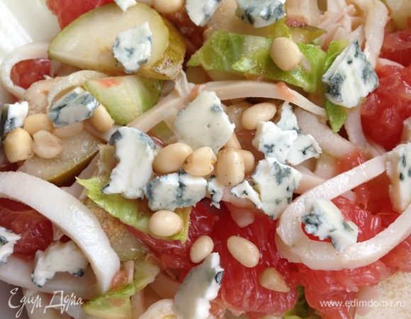 Соединить все ингредиенты и перемешать. При подаче выложить салат на листья цикория, полить заправкой, сверху накрошить сыр с плесенью и посыпать кедровыми орешками!!
Кушать, опасаясь проглотить язык!!!!