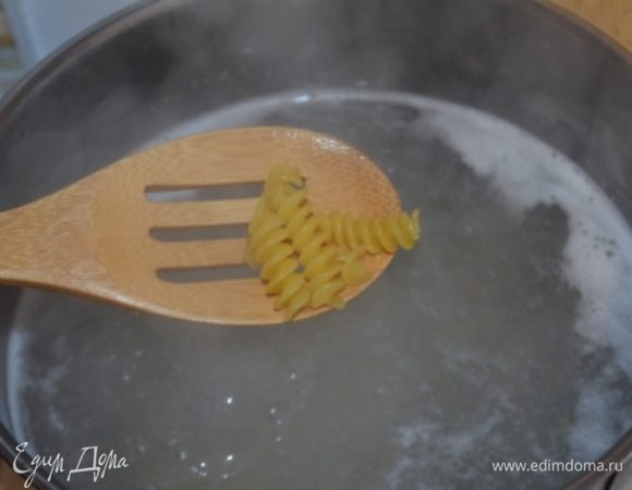 Пасту сварить до состояния Аль-денте в большом кол-во подсоленной воды.