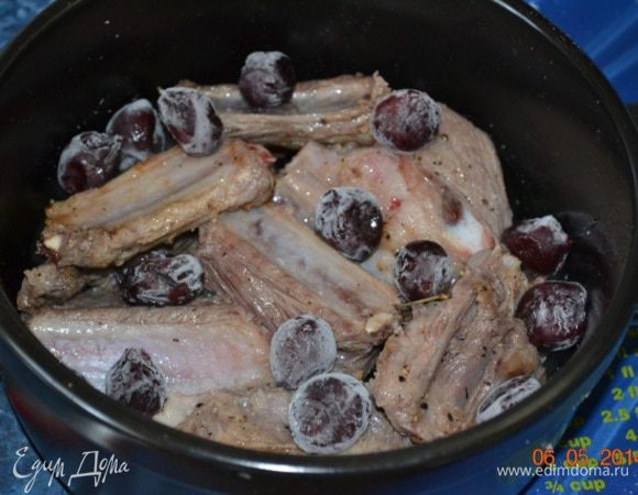 Переложить ребрышки вместе со сливками в огнеупорную посуду, закрыть крышкой. Отправляем духовку при температуре 180-190 С на 1,5 часа. Можно 1 час. Смотря какое мясо вам нравится. 