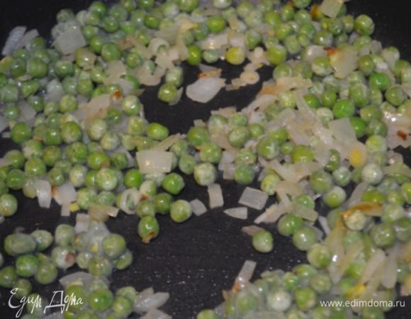 Добавит горошек и жарить все вместе на среднем огне примерно 10 минут.