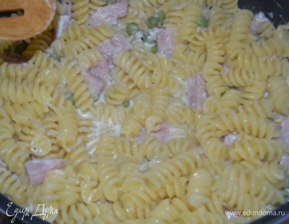 В сковороду с ветчиной выложить отваренную пасту, перемешать и подавать 