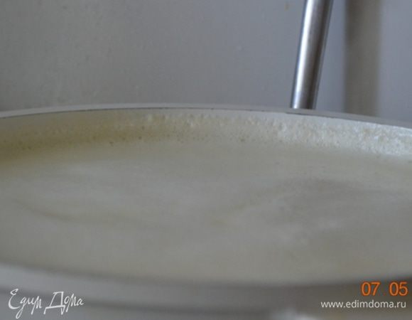 Сахар я указа 1 кг.,можно так, а  можно взять меньше. Я отмеряю литровой баночкой, выходит меньше чем 1 кг. 
Высыпаем сахар в большую кастрюлю и выливаем все молоко (у меня самая большая 4 литровая), чтобы поместился и сахар и молоко. Ну и чтобы удобно было. Ставим на чуть больше среднего огонь  и постоянно помешивая, ждем когда сахар весь растворится. Будьте внимательные , чтобы сахар не пригорел. Когда сахар весь растает, ждем когда молоко закипит. 