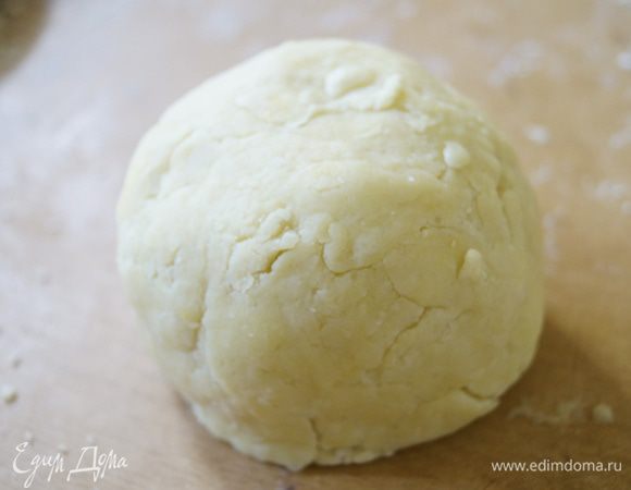 Аккуратно смешать яичную смесь с мучной, до образования тестяного кома. Замесить тесто, скатать его в шар и завернуть в пищевую пленку. Убрать в холодильник на 30 минут.