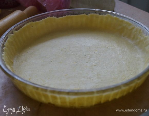 Охлажденное тесто раскатать на присыпанной мукой поверхности и аккуратно переложить в форму, где мы будем выпекать корж. На верх положить пергаментную бумагу и насыпать горох (чтобы во время выпечки не было пузырей), поставить в разогретую до 180 градусов духовку на 15 минут. Затем бумагу с горохом убрать и выпекать еще, примерно, минут 5.