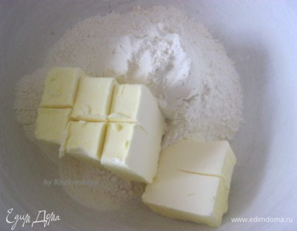 В миску просеять муку, сливочное масло или маргарин - 250 г, комнатной температуры, перетереть до крошки.