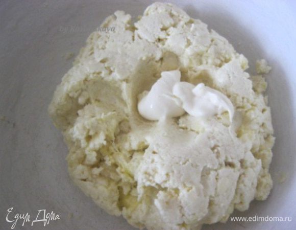 Сметаной замесить тесто.