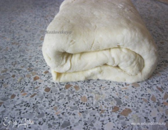 Свернуть конвертиком и обернуть п.пленкой и убрать в холодильник на 2 часа. 