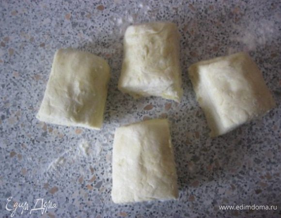 Тесто разделить на 4 части.