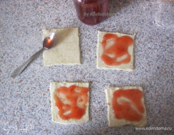 Каждую часть раскатать толщиной 1 мм. 
Нарезать на квадратики , примерно, 10 на 10 см.
Намазать джемом или густым вареньем.
* Я половину порции делала с клубничным джемом, а.....