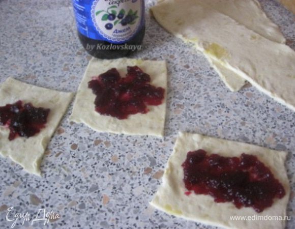 Вторую с черничным...)