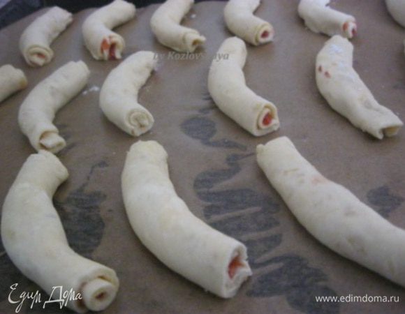 Свернуть кифлики, защипав края. 
Выпекать 20-25 минут, при температуре 200-220 гр ,до золотистого цвета. 