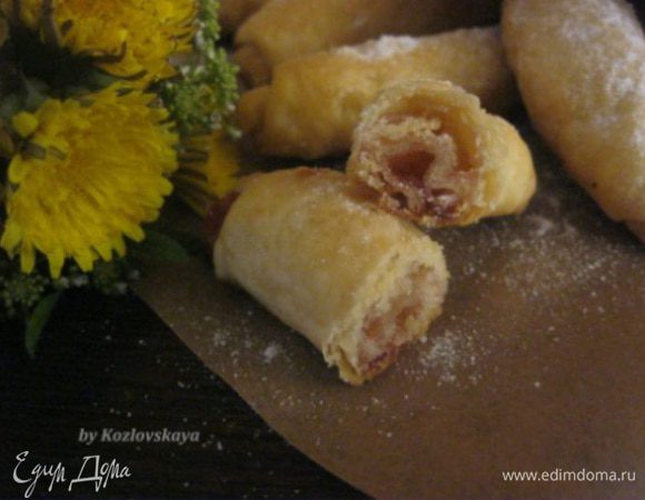 Готовые кифлики посыпать сахарной пудрой.
Приятного аппетита;)