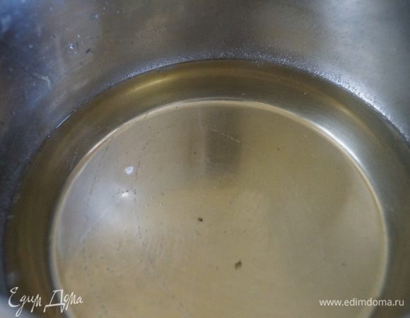 Для крема: В кастрюле растопить 1/2 сахара, в воде. После чего довести до кипения.