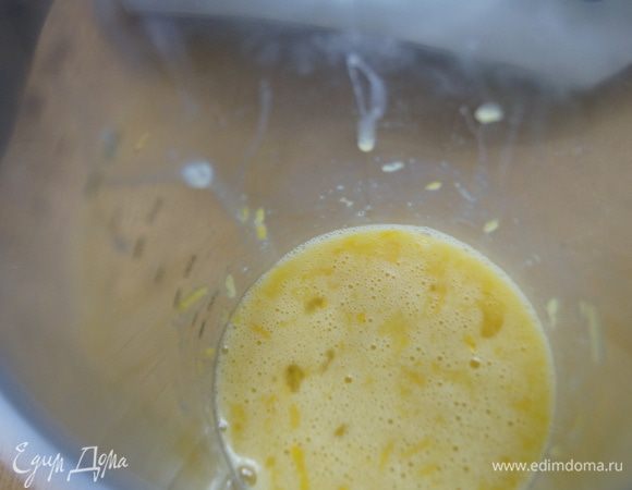 В отдельной чаше смешать целые яйца, яичные желтки и оставшуюся 1/2 часть сахара, добавить лимонную цедру. Перемешать до однородного состояния.