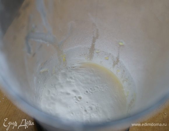 Добавить крахмал и аккуратно перемешать, так чтобы не было комочков.