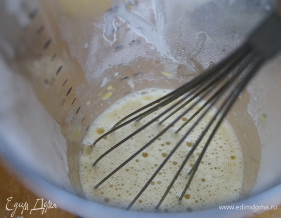 В яичную смесь добавить, тонкой струйкой и постоянно помешивая, часть кипящего сиропа, перемешать.