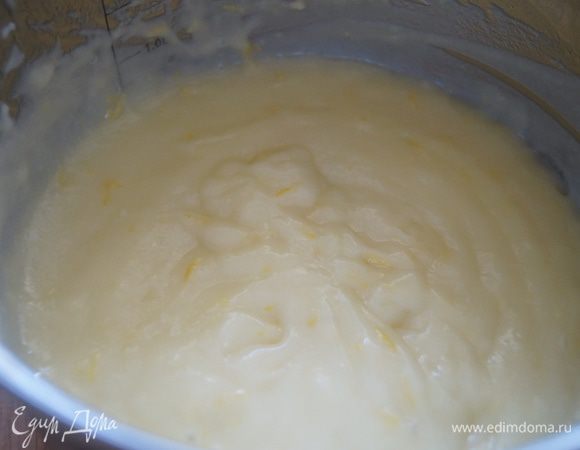 После чего в оставшийся кипящий сироп вылить данную смесь, энергично помешивая, довести до кипения и загустения. После чего добавить лимонный сок и снова довести до кипения. Выключить нагрев. Немного охладить и добавить сливочное масло, размешать крем до полного растворения масла. Если в креме есть комочки, то лучше протереть его через сито.
