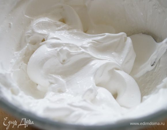 Для меренги: перемешать охлажденные белки с сахаром. Поставить на водяную баню, и постоянно взбивая миксером нагреть до 50 градусов. После чего меренгу снять с бани и продолжить взбивать до ее остывания.