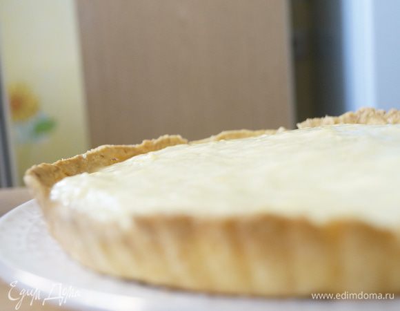 А теперь главное: сборка тарта. Охлажденный корж необходимо наполнить слегка охлажденным кремом. Разровнять его по всей поверхности.