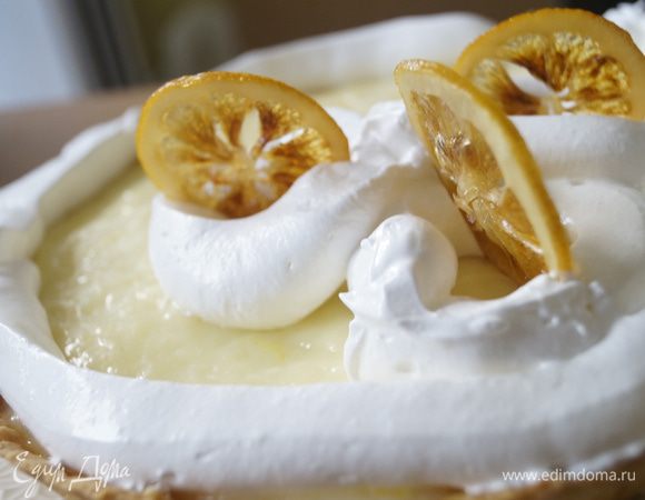 Затем украсить швейцарской меренгой по вашему усмотрению. Так как у меня к сожалению нет нормального кондитерского мешка, то я украсила вот так. Сверху выложить лимонные чипсы, приготовленные по рецепту http://www.edimdoma.ru/retsepty/66411-limonnye-chipsy