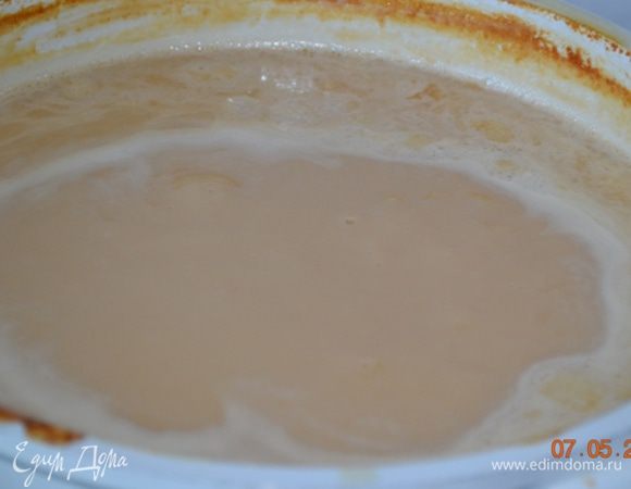 Когда молоко  закипит,снимаем с огня, добавляем соду и лимонный сок.  (К стати мама моя, кладет не лимонный сок, а лимонную кислоту разбавленной водой. Говорит, что так молоко не слишком темное получается).
Осторожно! Молоко начнет "шипеть" и поднимать пену. Возвращаем все на  огонь и снова ждем когда закипит. С момента закипания молока засекаете время - 3 часа при слабом кипении.При кипении молоко будет немножко пенится, но  с этим бороться не нужно. Со временем пена сама уйдет. Если огонь будет умеренно большим, то время  приготовления сокращается, но сокращается и количество молока. Я варю при слабом огне 2,5 часа. Потом на последние  30 минут делаю огонь сильнее. 
Молоко начнет менять цвет.