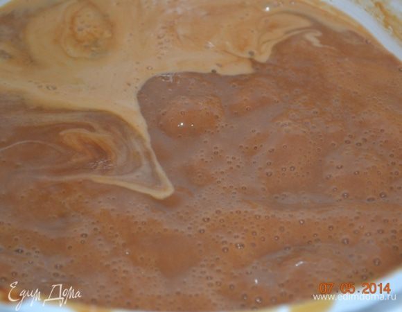 Можно  потом убавить огонь, чуть ниже среднего, и оставить молоко. Периодически его помешивать только. Чем больше оно варится, тем больше оно начинает темнеть.