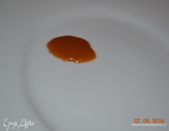 Под конец начинаем пробовать молоко на консистенцию которая вам нужна. Берем тарелочку и капаем. Если капля растекается, то молоко будет жидковатым. Если капля стоит на месте и через пару минут загустевает, то можно снимать. Имейте в виду еще и тот факт, что молоко горячее. При застывании, оно станет еще гуще. 