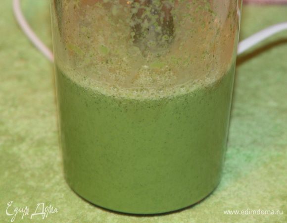 Шпинат моем, не обсушиваем и отправляем в стакан погружного блендера. Добавляем половину молока и взбиваем. Вот тут я дала маху: я не посмотрела сколько в результате у меня получилось жидкости по объему...Если будете готовить - сориентируетесь на месте. Если что - добавите либо 1 яйцо, либо 1 белок.