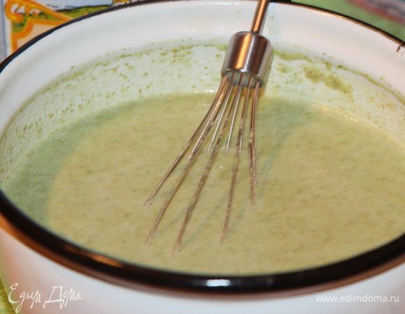 Для теста соединяем все ингредиенты кроме муки, хорошо перемешиваем, добавляем шпинатное пюре. Затем смело добавляем 4 столовые ложки муки с хорошей горкой и перемешиваем. Смотрим по консистенции: если тесто жидковато - добавляем еще муку, но осторожно, чтобы тесто не было сильно густым и плотным. Иначе блинчики после выпечки будут ломаться.