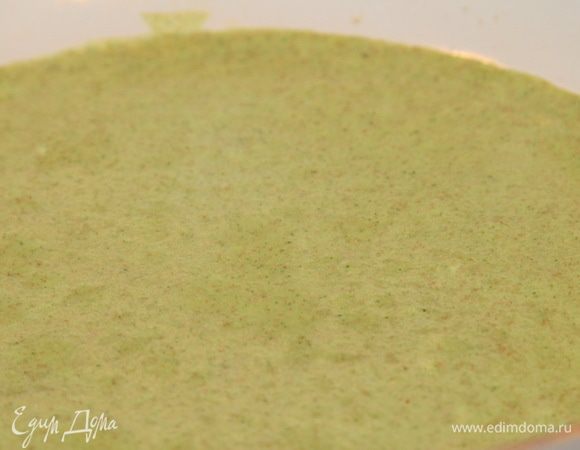 Выпекаем блинчики с обеих сторон.