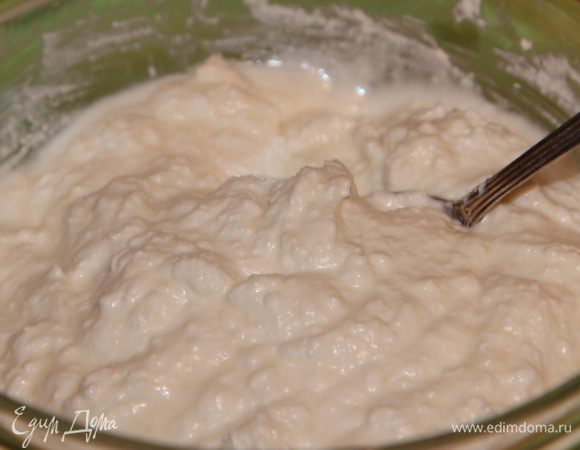 Готовим начинку: творог со сметаной взбиваем погружным блендером, добавляем сахар. Перемешиваем.
