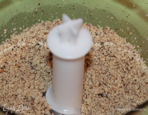 Орехи подсушиваем на сковороде и взбиваем блендером до мелкой крошки. Честно говоря - в следующий раз орехов добавлю еще больше.