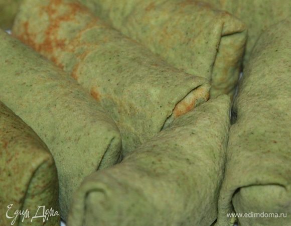 Начиняем наши блинчики, получаются такие красивые зеленые рулетики.