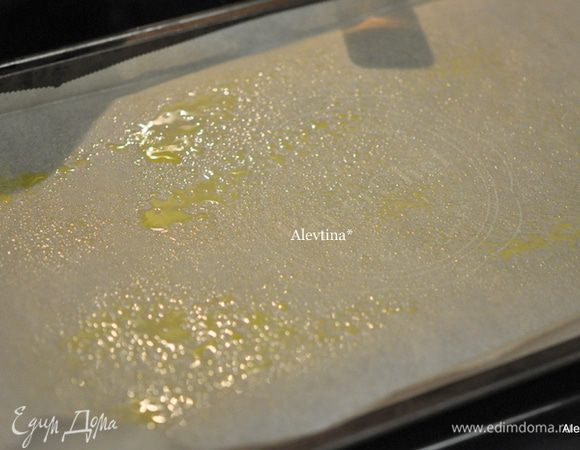 Разогреть духовку до 180°С. Смазать противень маслом, застелить бумагой для выпечки и смазать по верху. Так легче снимать будет рулет яичный.
