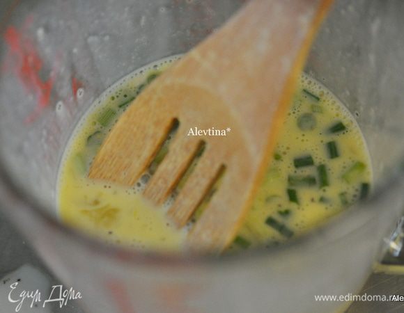 Смешать муку и молоко, затем добавить яйца, горчицу, соль и черный перец, затем нарезанный зеленый лук.