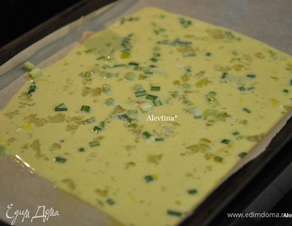 Вылить равномерно на противень и поставить в духовку на 10–12 мин.
