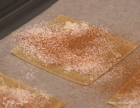 Противень выстелить бумагой для выпечки, выложить листы теста, смазать их тонким слоем сливочного масла, равномерно посыпать каждый лист сахарной пудрой и корицей.